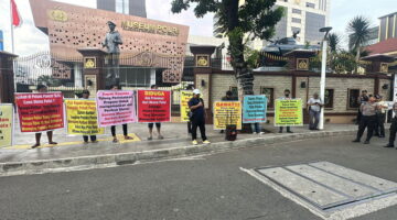 Korban Pencurian Yang Dilapor Balik Oleh Pelaku Pencurian di Medan Lakukan Aksi Demo di Kantor Mabes Polri Minta Kapolri Bertindak Tegas